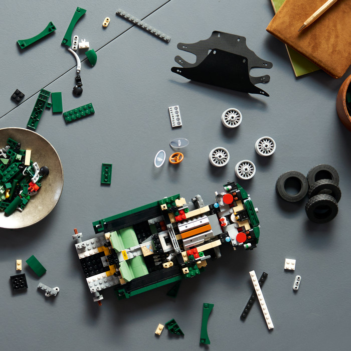 LEGO Icons Jaguar E-Type 11381 product in gebruik