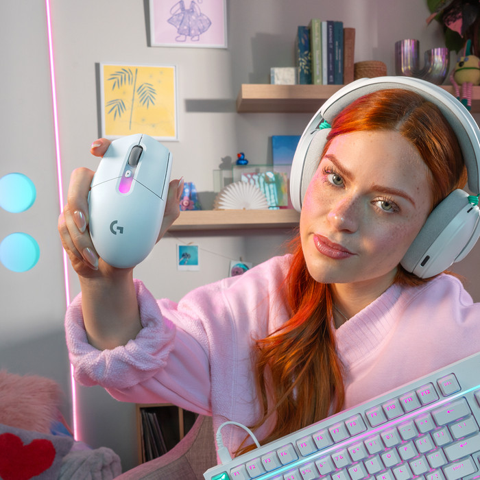 Logitech G305 X SUPERLIGHT Wireless Gaming Mouse White product in use