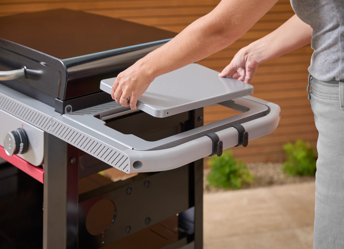 Weber Slate GPD 71cm Premium Plancha product in use