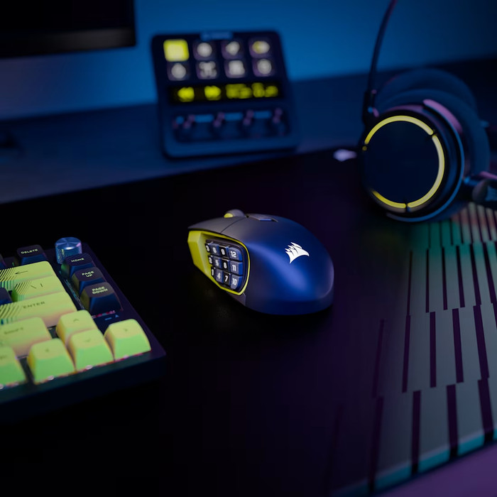 CORSAIR SCIMITAR ELITE Wireless SE Gaming Mouse product in use