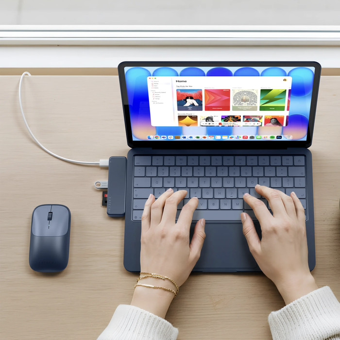 Satechi USB-C Snap Hub Indigo product in gebruik