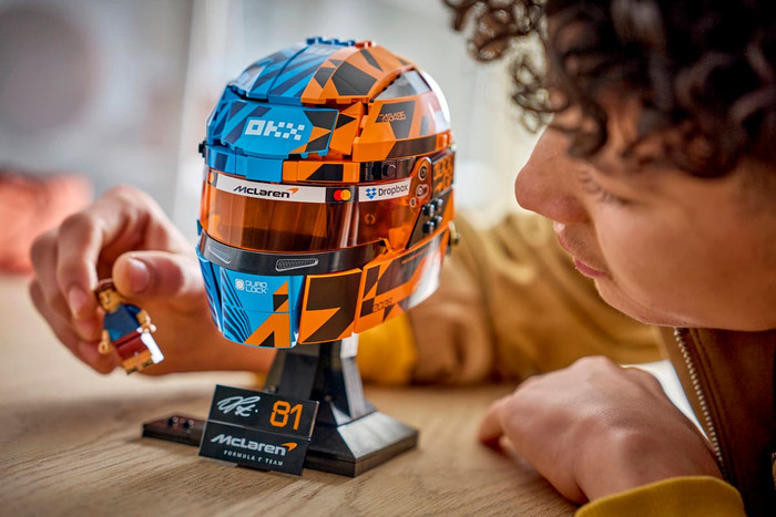 LEGO Editions McLaren Mastercard F1 Team helm van Oscar Piastri 43017 product in gebruik