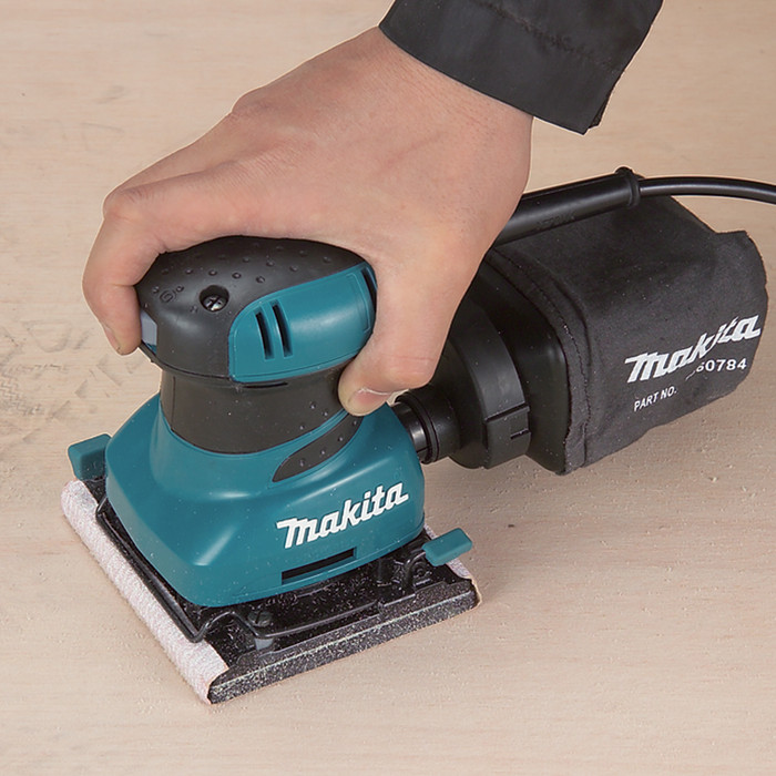 Makita BO4555K product in gebruik