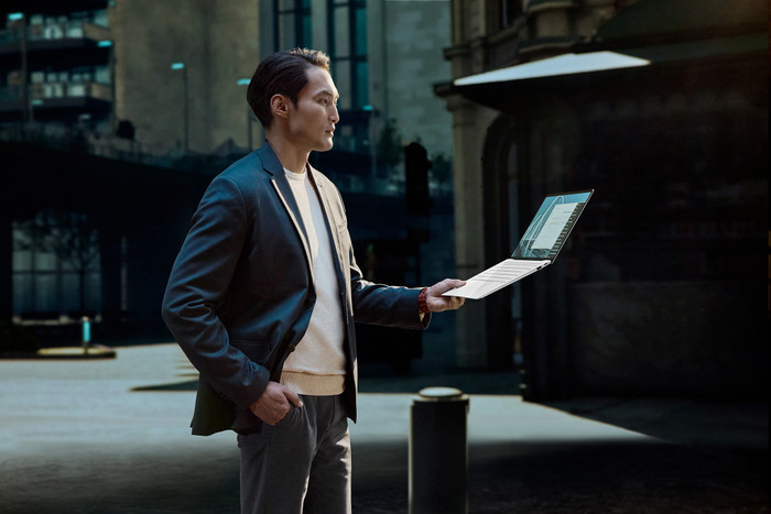 ASUS ExpertBook Ultra 14'' OLED Copilot+PC B9406CAA-TH0875X-S QWERTY product in gebruik