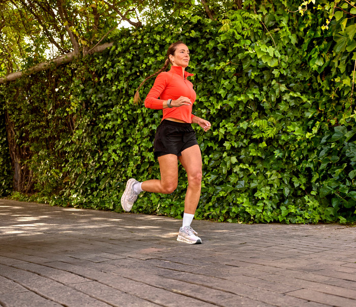 Garmin CIRQA Smart Band S/M Grijs product in gebruik