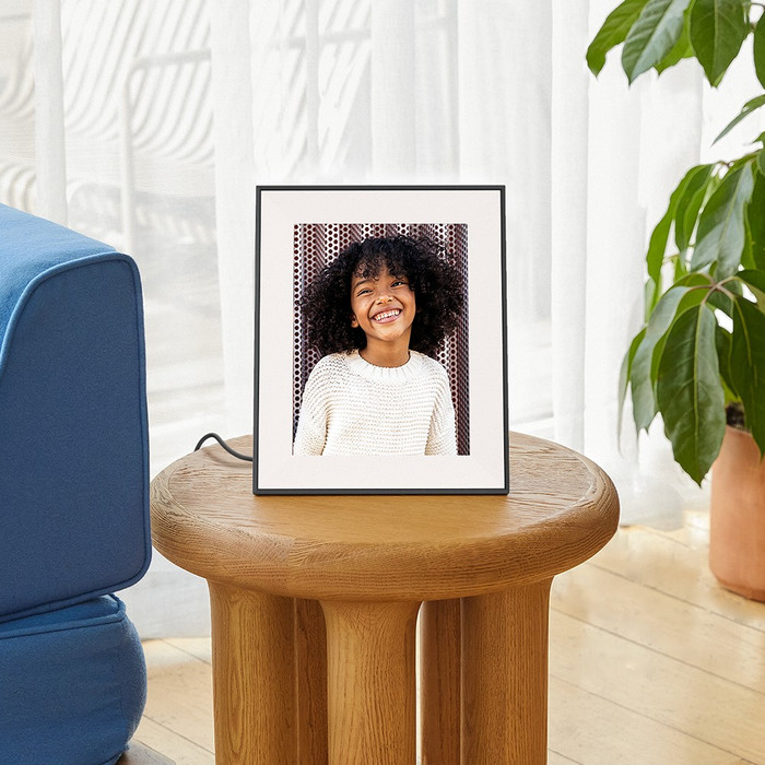 Aura Frames Aspen Zwart product in gebruik