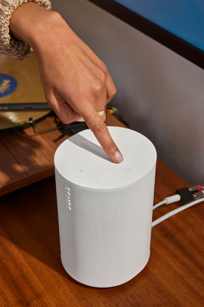 Sonos Era 100 SL Wit product in gebruik