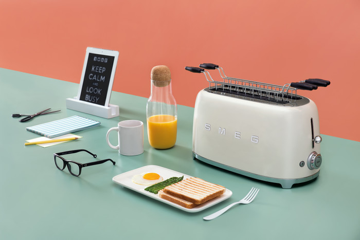 SMEG TSF02CREU Cream product in use