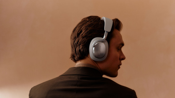 Bowers & Wilkins Px8 S2 Pearl Blue product in gebruik