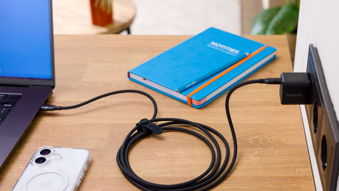 BlueBuilt 65W GaN Usb C Oplader Zwart + Usb C Kabel 240W 2m Nylon Zwart product in gebruik