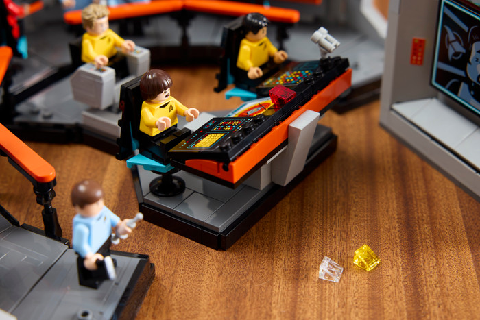 LEGO Icons Star Trek: U.S.S. Enterprise NCC-1701 Brug 11385 product in gebruik