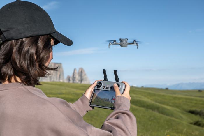 DJI Mini 5 Pro Fly More Combo Plus + Smart Controller product in gebruik