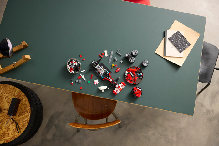 LEGO Icons F1 Ferrari met Michael Schumacher 11375 product in gebruik