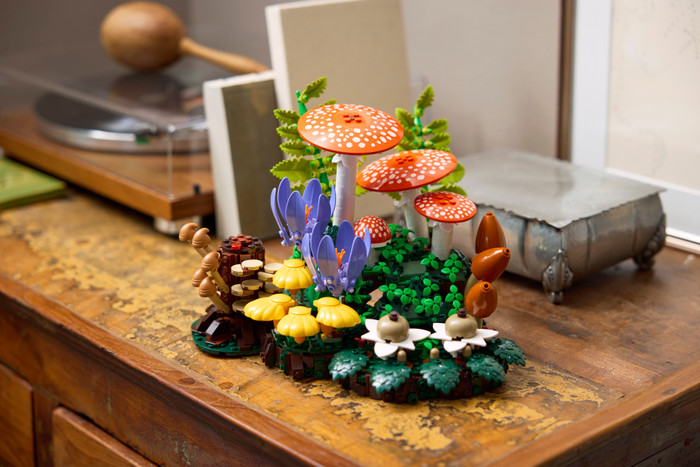 LEGO Botanicals Woodland Mushrooms 11505 product in use