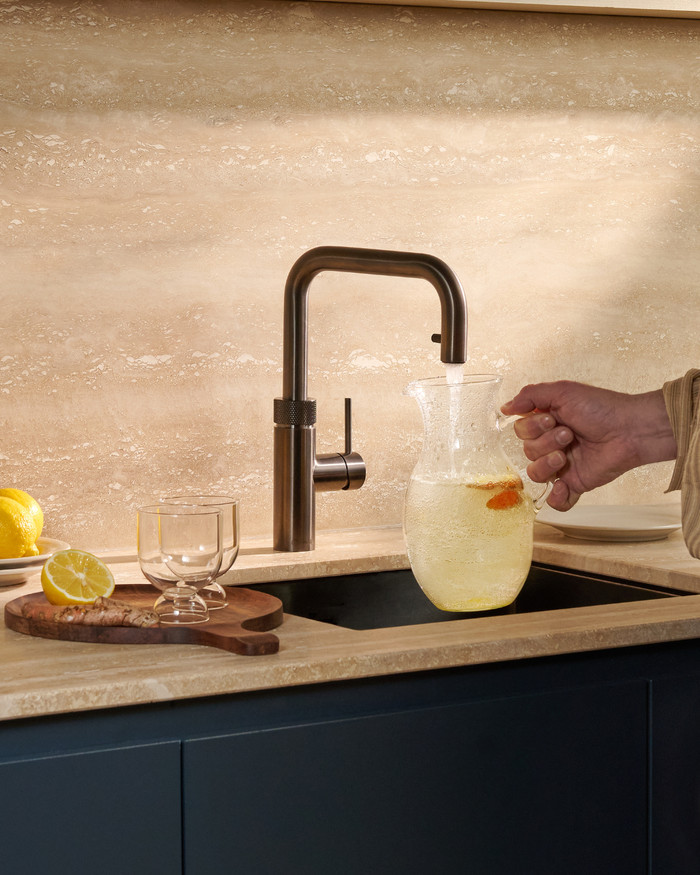 Quooker COMBI+ & Quooker Flex Square Gunmetal product in gebruik