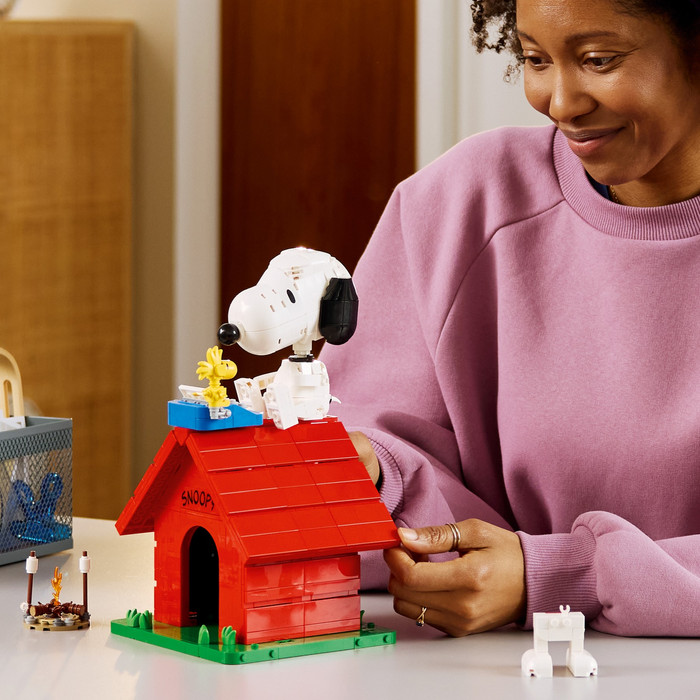 LEGO Ideas Peanuts: Snoopy's Hondenhok 21368 product in gebruik