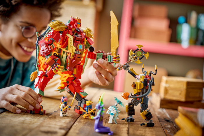 LEGO Ninjago Wyldfyre's Transformerende Drakenmecha 71868 product in gebruik