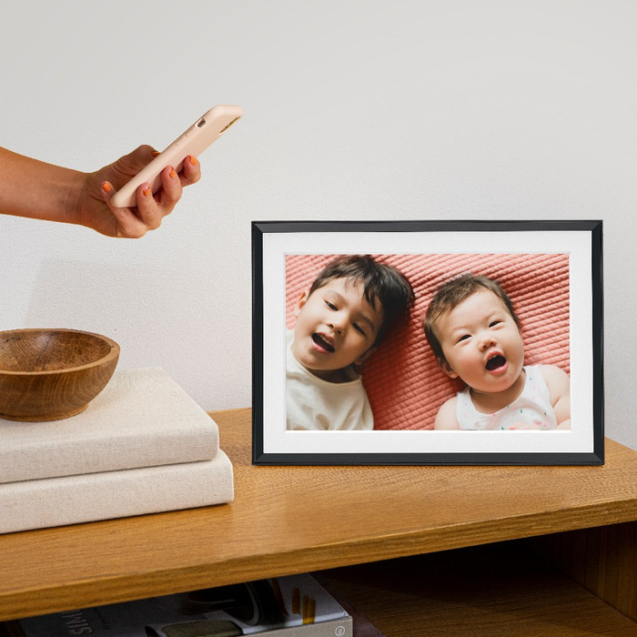 Aura Frames Carver Mat Zwart product in gebruik