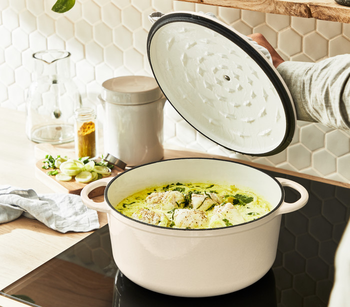 Tefal LOV Dutch Oven 25cm Beige product in use