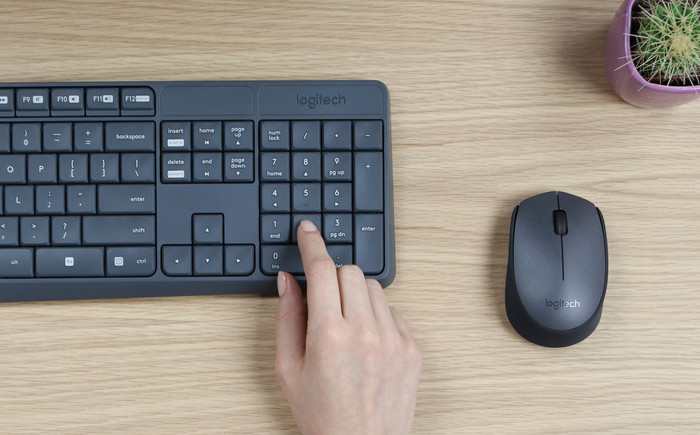 Logitech MK235 Wireless Keyboard and Mouse AZERTY product in use