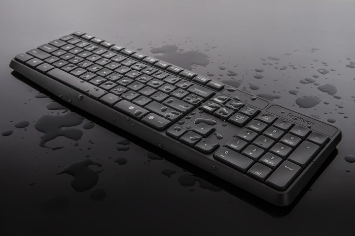Logitech MK235 Wireless Keyboard and Mouse AZERTY product in use