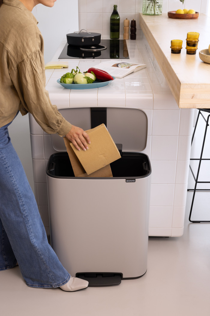 Brabantia Bo Pedal Bin 60 Liter Soft Grey product in gebruik