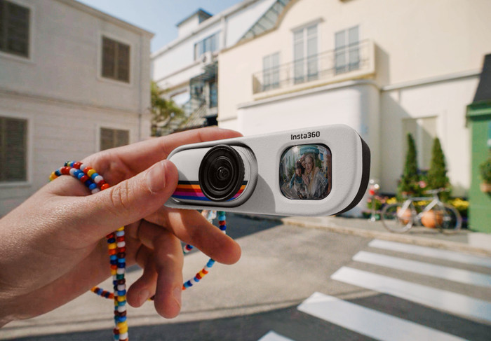 Insta360 GO 3S Retro Bundle Wit 128GB product in gebruik