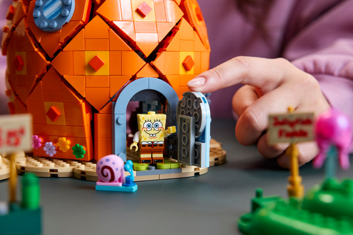 LEGO Icons SpongeBob SquarePants: Bikinibroek 11386 product in gebruik