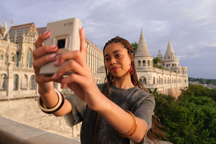 Fujifilm Instax Mini LiPlay+ Sand Beige product in gebruik