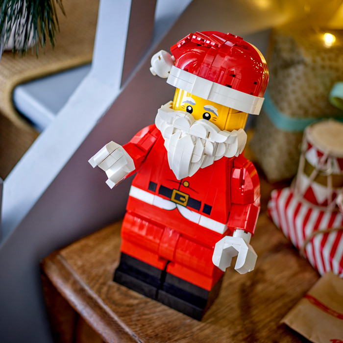 LEGO Grote Minifiguur van de Kerstman 40820 product in gebruik