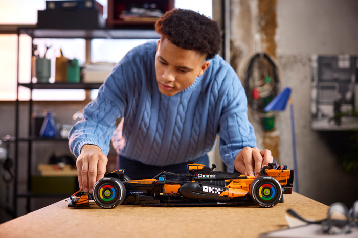 LEGO Technic McLaren MCL39 F1 auto 42228 product in gebruik