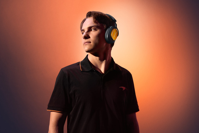 Bowers & Wilkins PX8 S2 McLaren product in gebruik