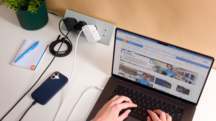 BlueBuilt 65W GaN Usb C Oplader Zwart + Usb C Kabel 240W 2m Nylon Zwart product in gebruik