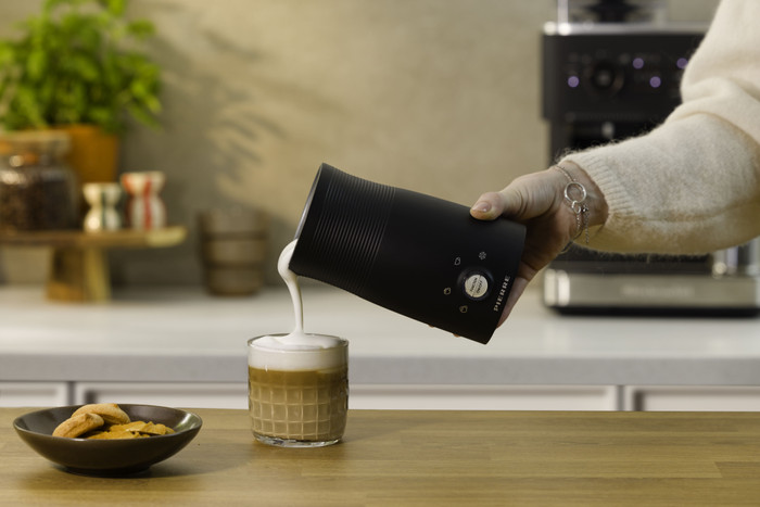 Pierre Milk Frother PMF3000 Black product in use