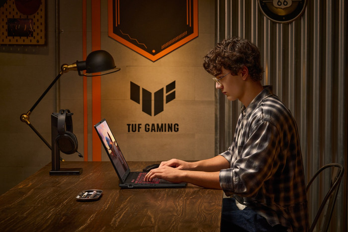 ASUS TUF Gaming 18 FA808UP-S8011W product in gebruik