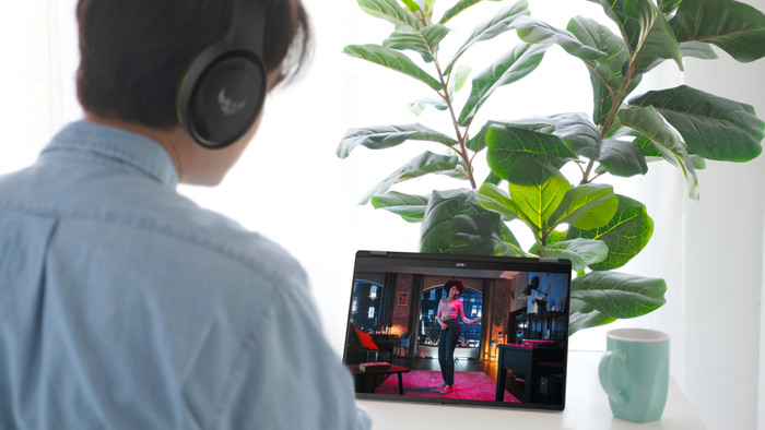 ASUS Vivobook 16 Flip OLED Copilot+ PC TP3607SA-SI099W product in gebruik