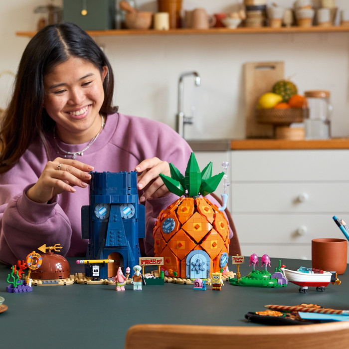 LEGO Icons SpongeBob SquarePants: Bikinibroek 11386 product in gebruik