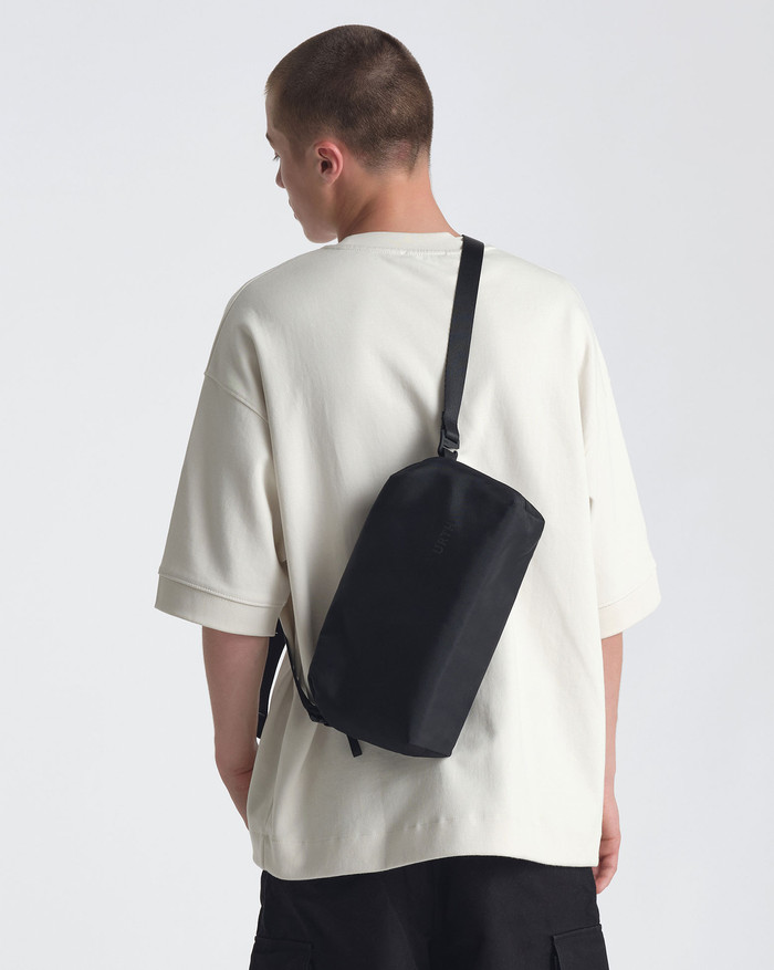 Urth Dolomite 5.1L Camera Sling Zwart product in gebruik