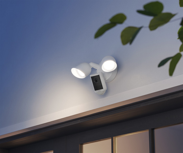 Ring Floodlight Camera 2e Generatie Wit product in gebruik