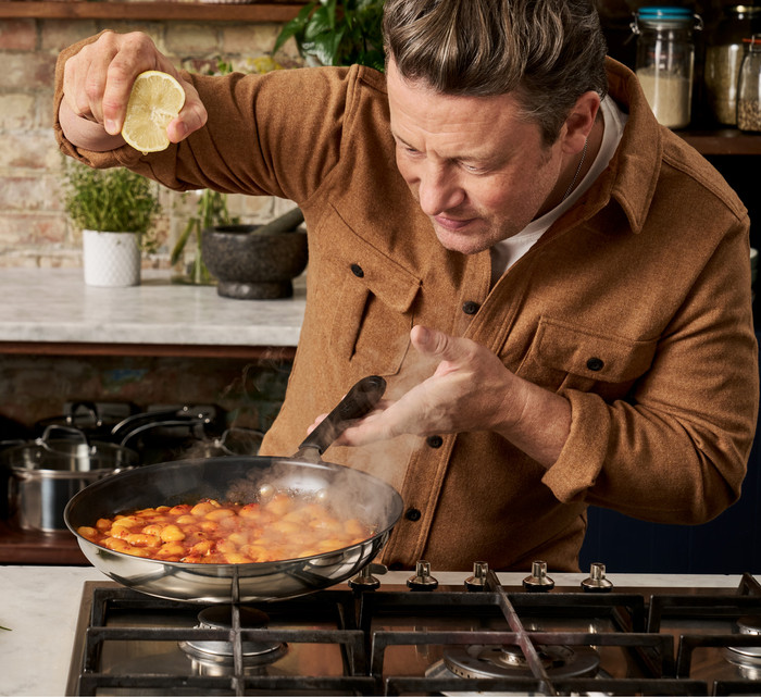 Jamie Oliver by Tefal Easy Cook Ceramic koekenpannenset 2-delig 20 + 28 cm product in gebruik