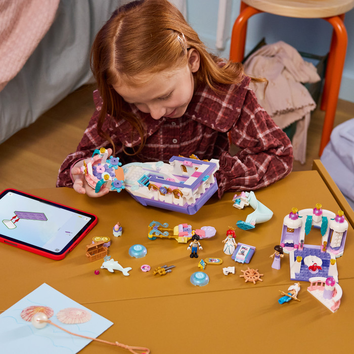 LEGO Disney Ariëls Koninklijke Trouwboot 43299 product in gebruik