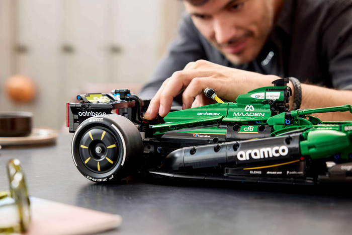 LEGO Technic Aston Martin Aramco AMR25 F1 auto 42240 visual leverancier
