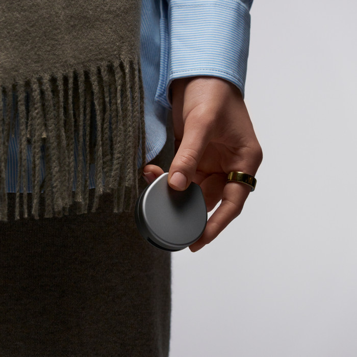 Oura Ring 4 Wireless Charging Case Size 8 product in use