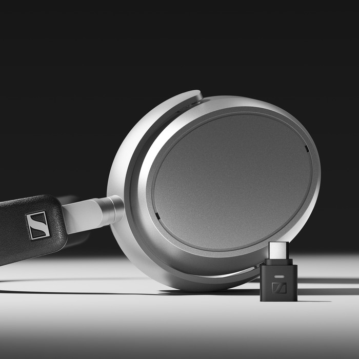 Sennheiser HDB 630 Lunar Silver product in gebruik
