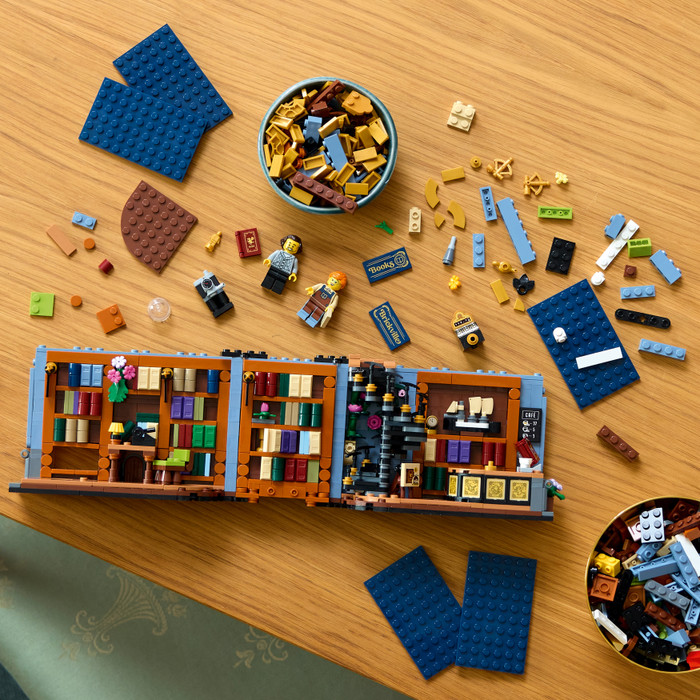 LEGO Icons Boekensteun: Boekhandel 11379 product in gebruik