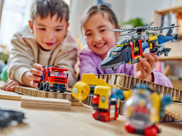 LEGO City Helikopter, Brandweerauto en onderzeeër remix 60462 product in gebruik
