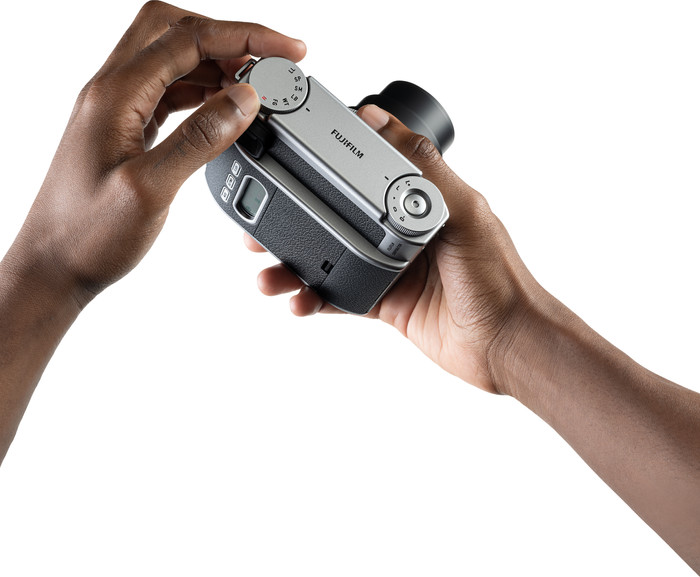 Fujifilm Instax Mini 99 Zilver product in gebruik