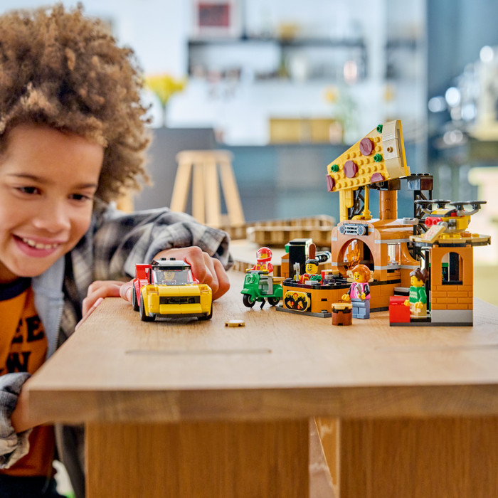 LEGO City Pizzacentrale met voertuigen 60496 product in gebruik