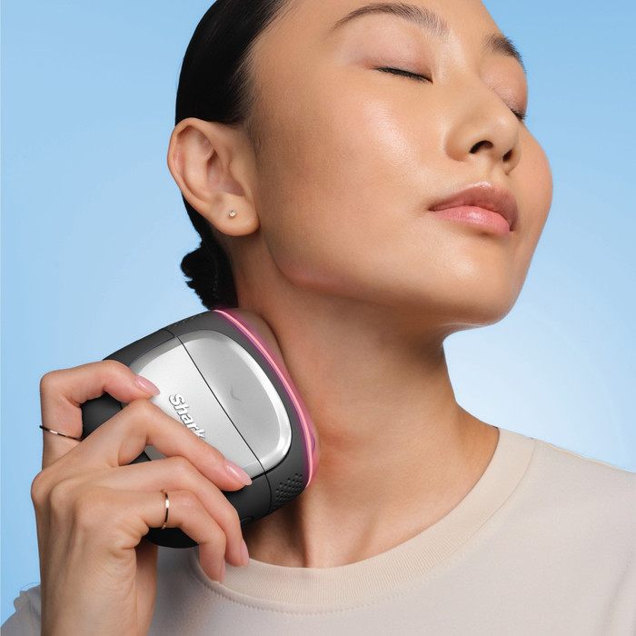 Shark FacialPro Glow + DePuffi FH320EUBK Zwart product in gebruik
