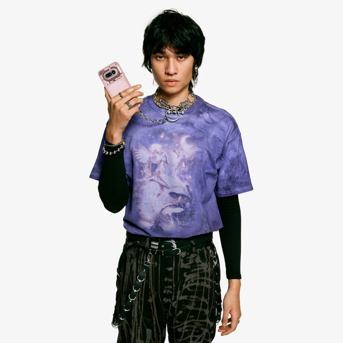 Nothing Phone (4a) 256GB Roze 5G + BlueBuilt Oplader met Usb C Poort 45W Wit product in gebruik